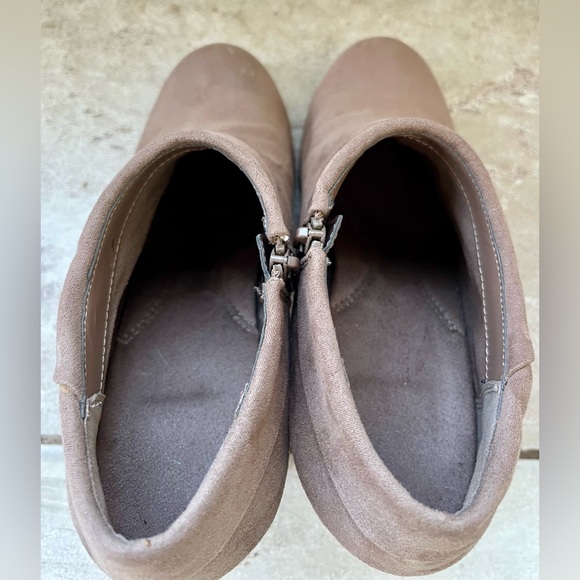 Aerosoles tan ankle booties. EUC size 7.5 - Picture 4 of 7